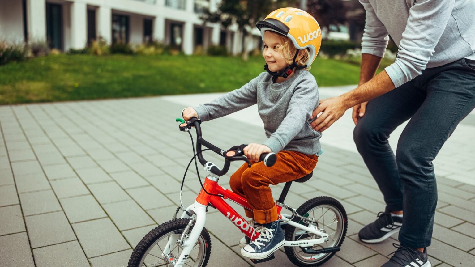 Niños montando en bicicletas ligeras Woom al aire libre