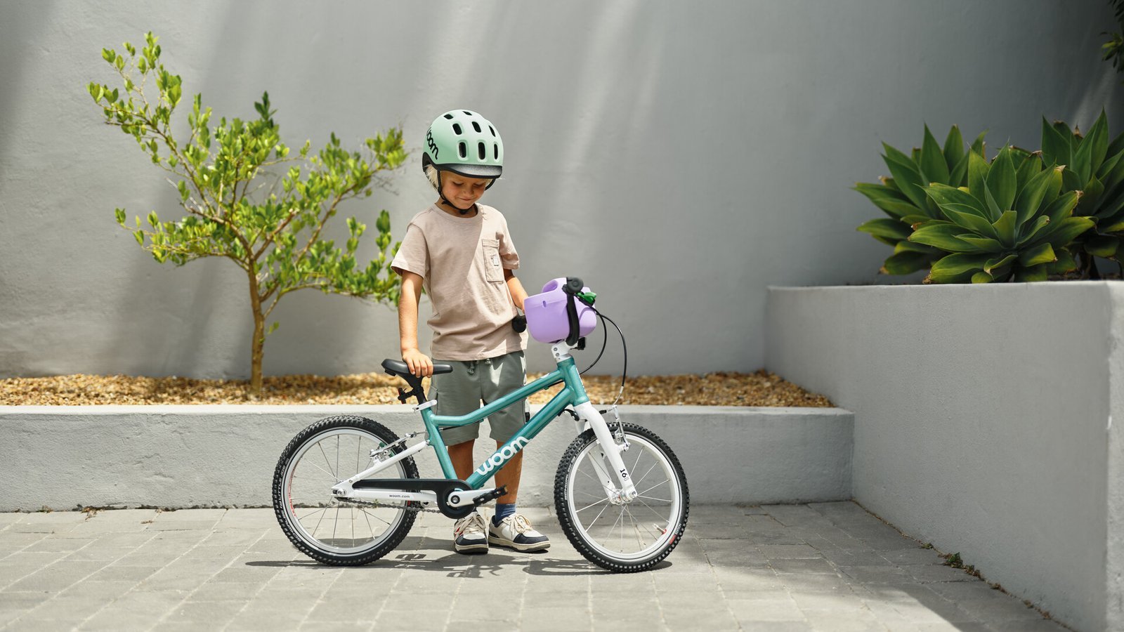 Niño con su bicicleta woom GO 2