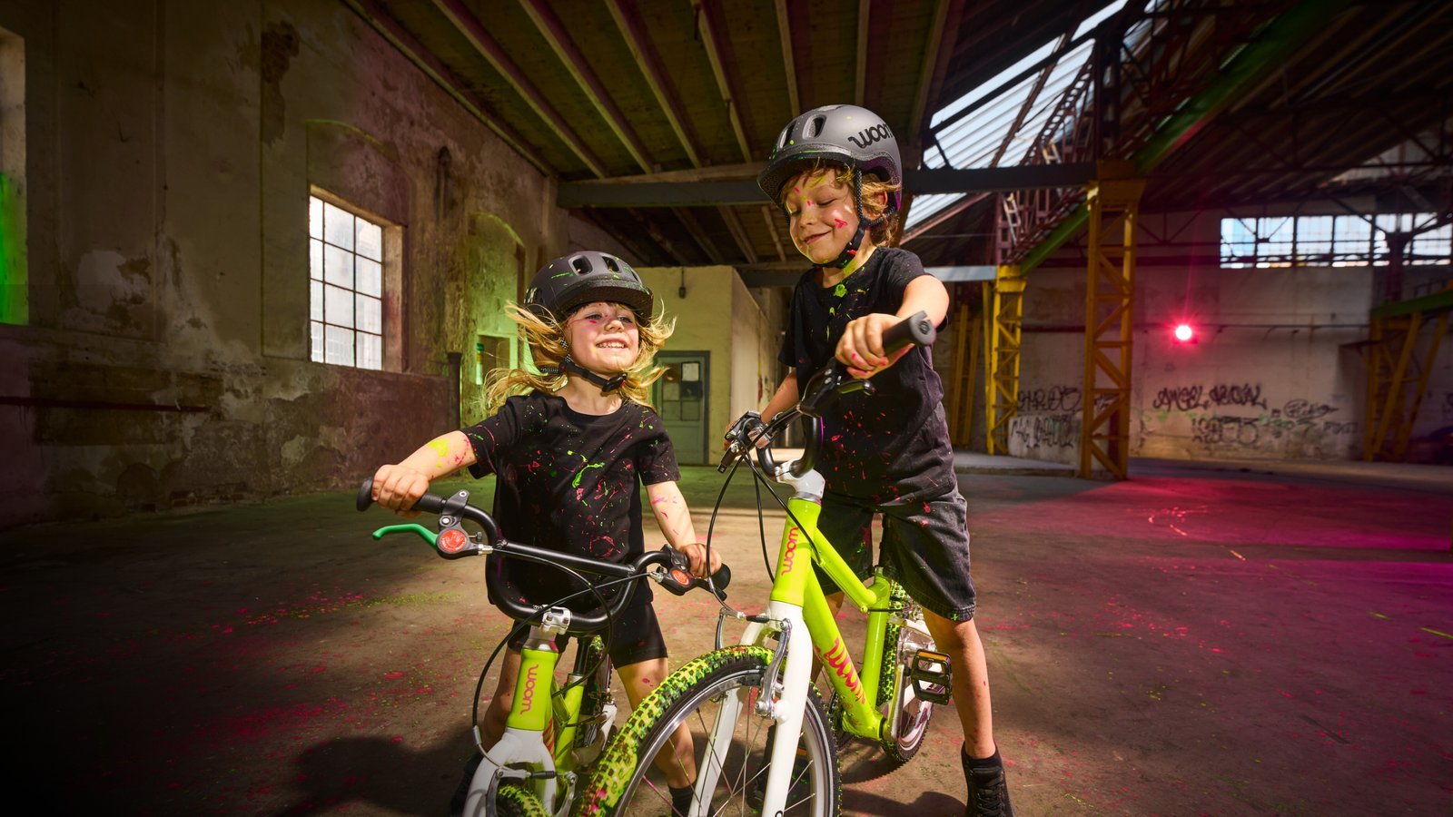 Niño con su bicicleta woom GO 3